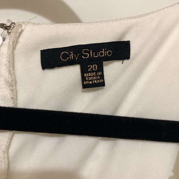 City Studio- size 20 - Macy’s - cream floral lace dress. Fully lined - Picture 4 of 5